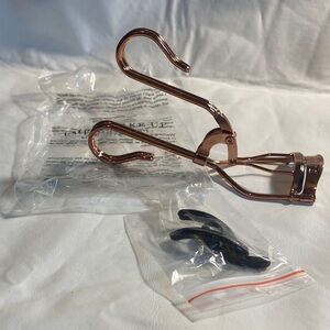Rose gold Eyelash Curler with Black replacement Pads